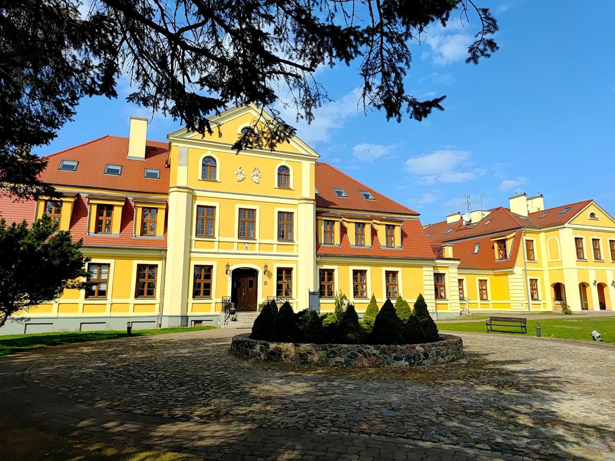 Palac W Rymaniu Kültér fotó