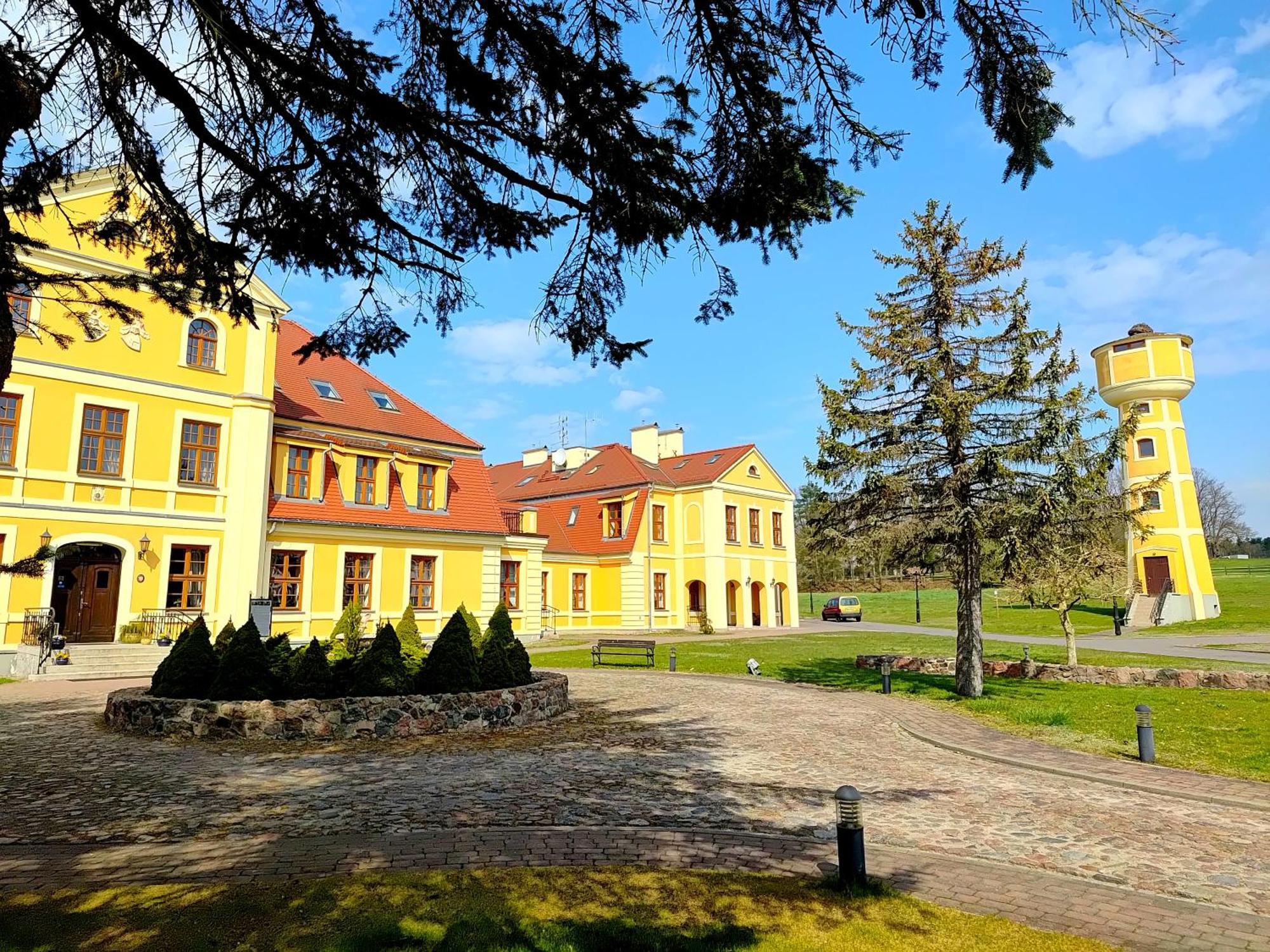 Palac W Rymaniu Kültér fotó